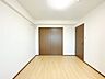 洋室：【リフォーム済】5.38帖の洋室です。1間の収納付きで、開け閉めスムーズです。フロアタイル上張り・クロス張替、照明設置を行いました