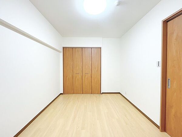 【リフォーム済】6帖和室です。和室から洋室に変更を行いました。クロス張替・フロアタイル張りを行いました。