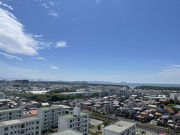 【眺望】眺望写真。目の前に高い建物がないため海・山共に眺めることができて、とても良い景色が広がっております。