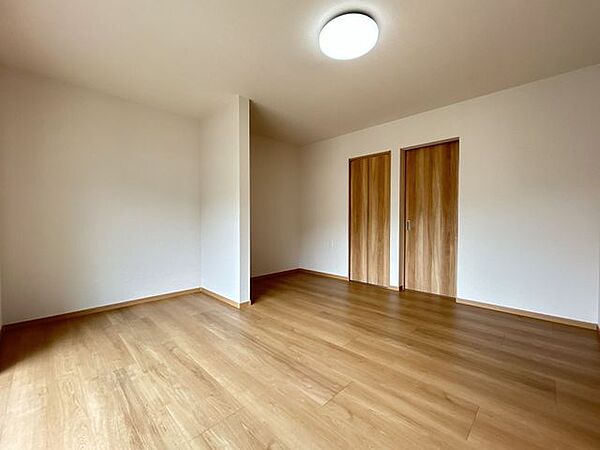【リフォーム済】1階洋室約8帖です。フローリング床上張り、天井・壁クロスの張替えを行いました。