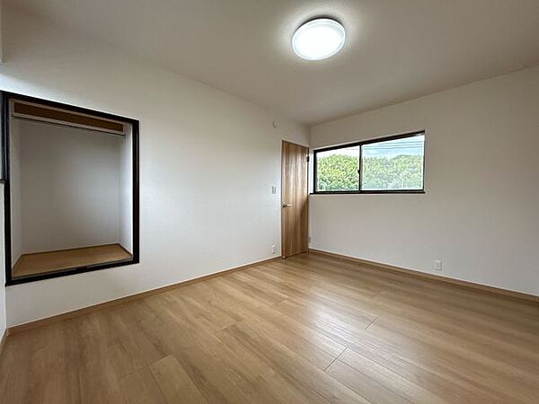 【リフォーム済】2階北西側洋室約6帖です。フローリング床上張り、天井・壁クロスの張替えを行いました。