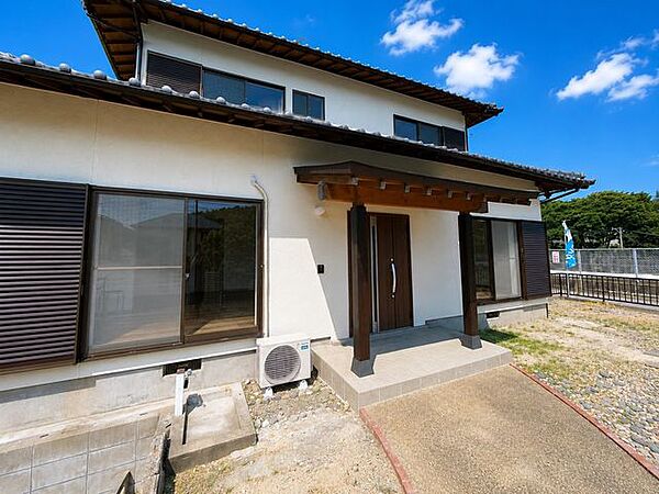【リフォーム済】建物の外観を南西側から撮影いたしました。外壁塗装を行いました。