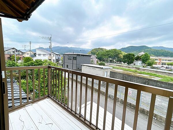 【リフォーム済】2階南側バルコニーの様子です。