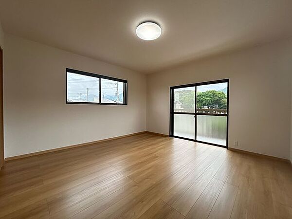 【リフォーム済】2階南東側洋室約6帖です。フローリング床上張り、天井・壁クロスの張替えを行いました。