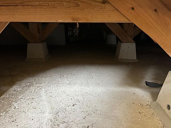 中古住宅の3大リスクである、雨漏り、主要構造部分の欠陥や腐食、給排水管の漏水や故障を2年間保証します。その前提で床下まで確認の上で、シロアリの被害調査と防除工事も行います。