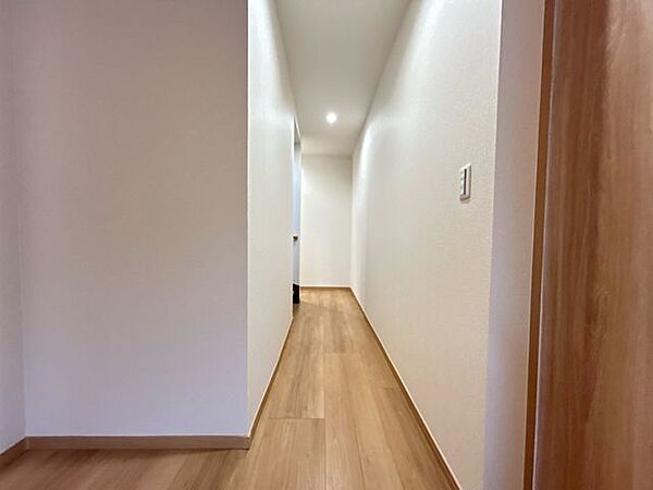 【リフォーム済】1階廊下の様子です。フローリング床上張り、天井・壁クロスの張替えを行いました。