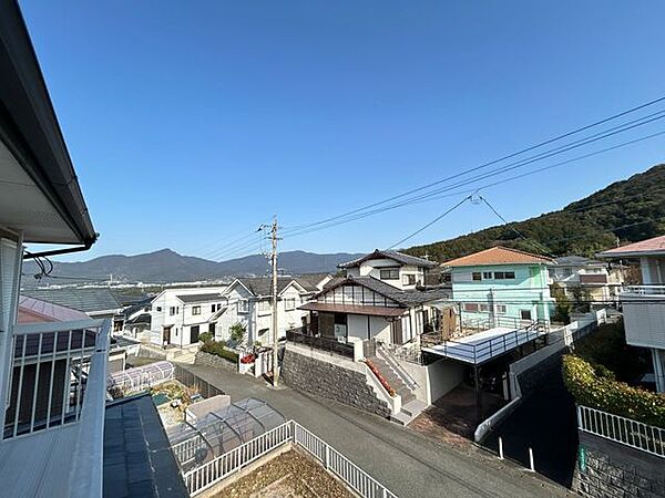 【眺望】眺望写真です。住宅街になっており、静かな住宅街になっております。天気がいい日などは自然光が当たるため、気持ちがいいですね。
