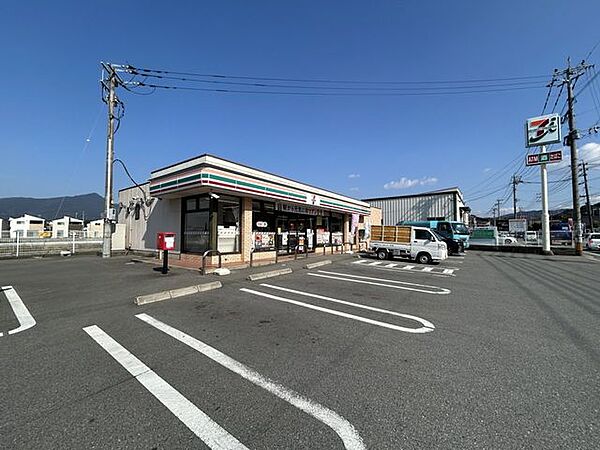 【周辺環境】セブンイレブン宇美井野店まで1800ｍ。車で約9分。 ふとした時に近くにコンビニがあることで、とても便利になりますね。 1300m