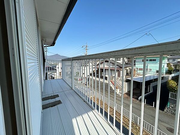 【リフォーム済】バルコニー写真です。バルコニー床はクリーニングを行いました。南東にバルコニーがあり自然光が入りやすくなっております。