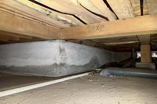【床下】中古住宅の3大リスクである、雨漏り、主要構造部分の欠陥や腐食、給排水管の漏水や故障を2年間保証します。その前提で床下まで確認の上でリフォームし、シロアリの被害調査と防除工事も行います。