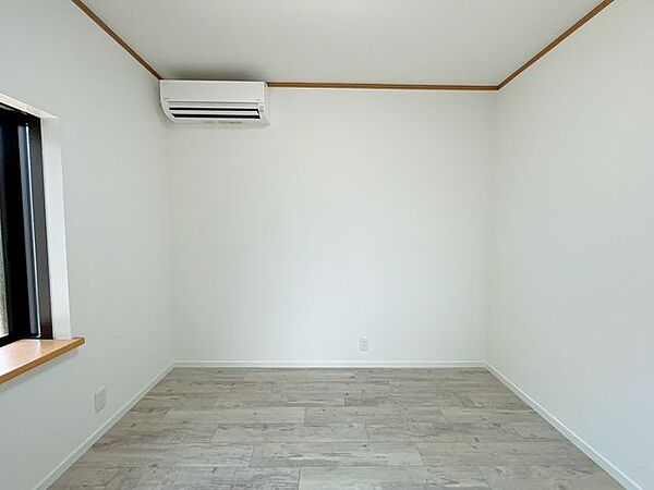 【リフォーム済】1階増築部分の写真です。一部減築して、約4.5帖の洋室へ。小さ目の部屋ですが、テレワークや在宅勤務の方にもおすすめな間取りです。
