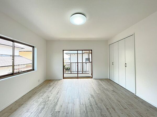 【リフォーム済】和室は洋室へリフォームしました。壁もクロス張りして綺麗にしました。クローゼット付きの約9帖の部屋は使い勝手が良いですね。