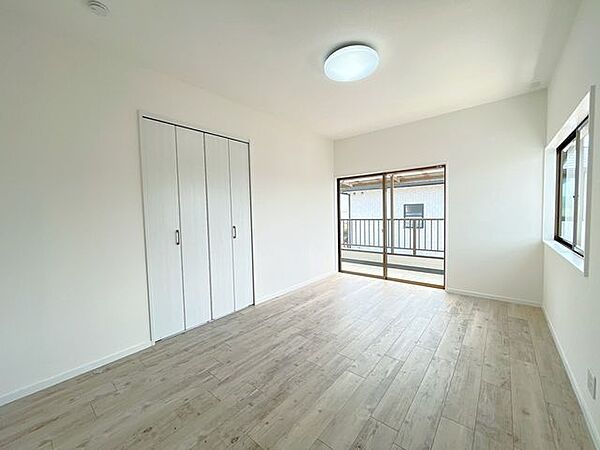 【リフォーム済】2階洋室はフロアタイル張り、クロス張替、建具交換行いました。収納もクローゼットへリフォームして、枕棚・パイプも設置済みです。