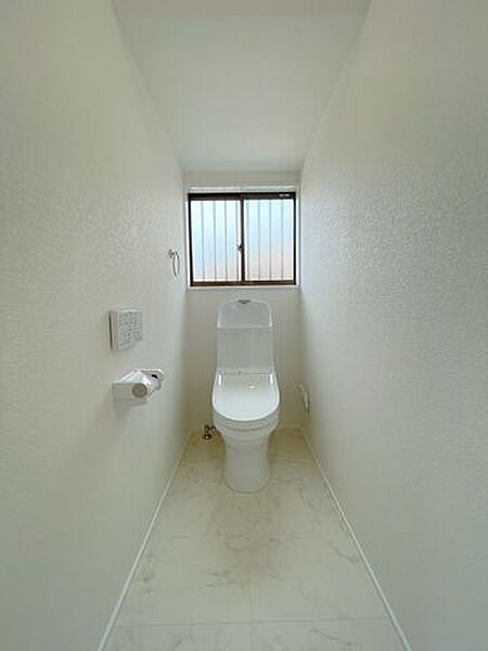 【リフォーム済】トイレは気持ち良くお使い頂く為、新品の便器・便座に交換しました。もちろん温水洗浄付き便座ですので、季節を問わず快適です。天井・壁クロス張り替えしました。