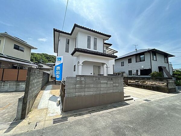 【リフォーム済】外壁塗装して明るい住宅に変身しました。駐車場は並列2台です。