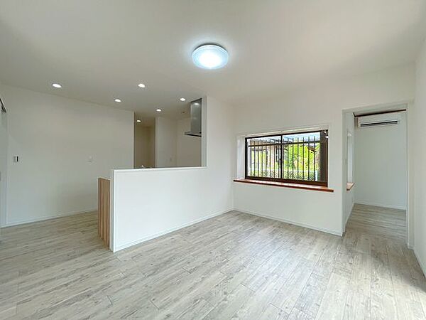 【リフォーム済】LDKは約24帖の広さです。余裕を感じられますよ。ゆったりとしたリビングで家族でお過ごしください。
