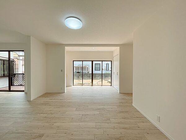 【リフォーム済】和室からリビングへリフォームしました。南向きで明るく、庭も隣接しているため、使いやすい間取りです。