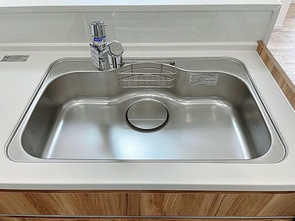 【リフォーム済】キッチンのシンクはとても広く大きな鍋も洗いやすく、排水もスムーズです。また、水栓から出る水がシンクに当たる音を抑える防振シンクになっていますので快適です。