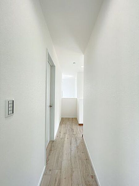 【リフォーム済】廊下の写真です。床・天井・壁クロス張替えをして綺麗に仕上げています。