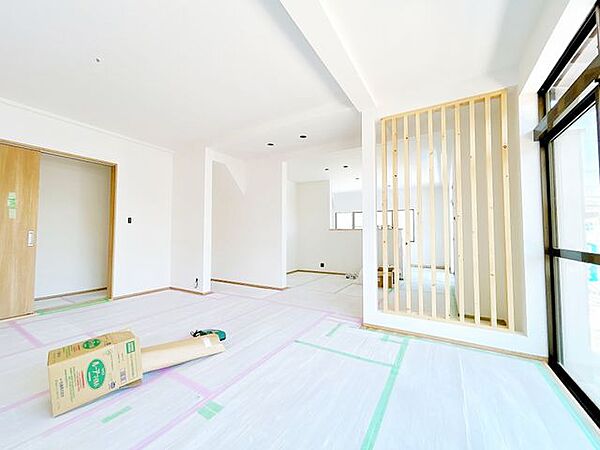 【リフォーム中】8/3撮影。木造ならでは心やすらぐ住まいです。広々としたリビングです。