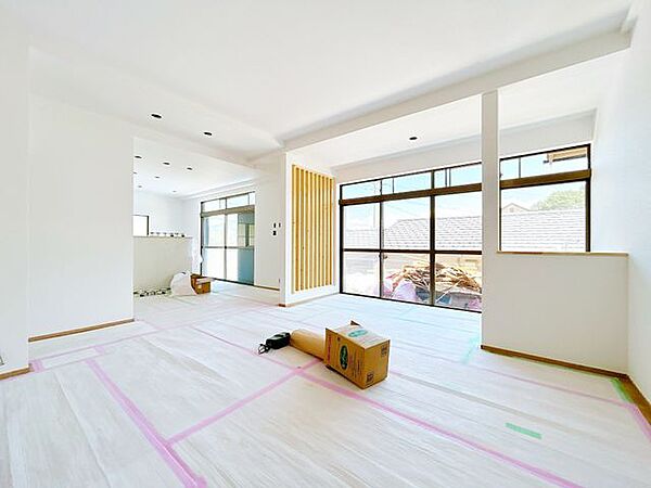 【リフォーム中】8/3撮影。1階洋室です。掃き出し窓から陽が差し込み明るいお部屋です。