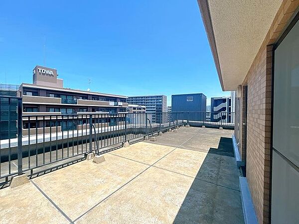 【リフォーム済み】バルコニーです。屋根はありませんが、マンション最上階ならではの広いルーフバルコニーがございます。