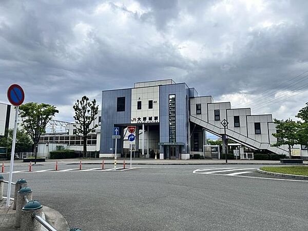 【駅】JR大野城駅まで徒歩2分（約100M）です。　博多駅方面まで通っており、通勤や通学、休日のお出かけにも便利です。　　