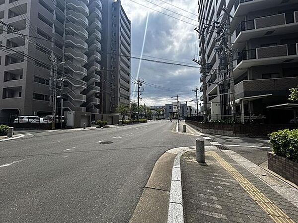 【前面道路】マンションを出ると、すぐそこに大野城駅が見えます。