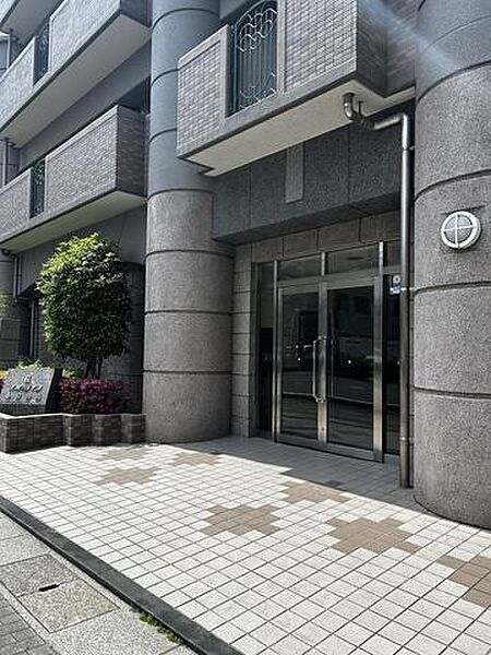 【エントランス】前面道路からみた、建物の入り口です。