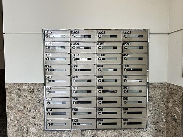 【集合ポスト】オートロックの入り口を抜けると集合ポストがございます。