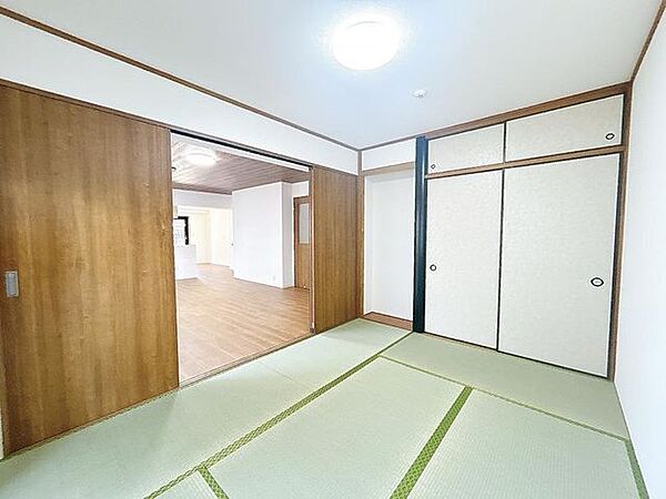 【リフォーム済み】リビング横の和室です。仕切りがあるので、使い勝手が良いですね。エアコンも良く効きそうです。畳表替え・襖張替済みです。