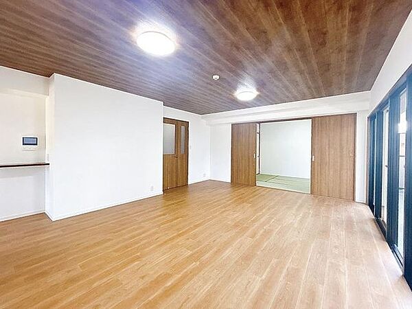 【リフォーム済み】LDK・和室写真です。　建具で仕切れるようになっておりますので、使い勝手が良いリビングになっております。和室は畳表替え・襖張替えをおこなっております。