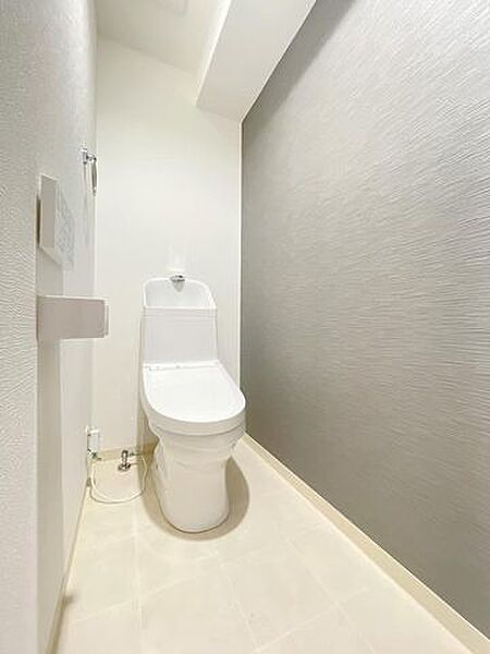 【リフォーム済み】新品トイレを設置しております。クッションフロア・クロス張替え済みですので、清潔で安心ですね。もちろん換気扇もついております。グレーのアクセントはホテルチックな空間ですね。