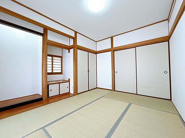 【リフォーム済】玄関側約6帖の和室写真です。趣のあるつくりで客間等での活用も問題なしです。