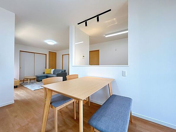 【リフォーム済】約18帖のリビング写真別角度写真です。開放的なカウンターキッチンを備えた、明るく心地よいリビングです。