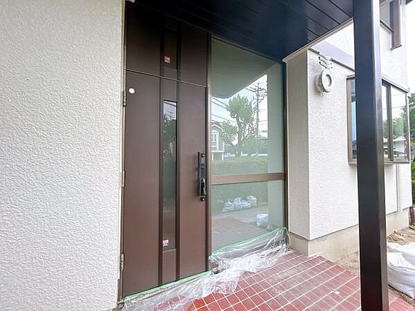 【リフォーム中】玄関の写真です。屋根もついているので、雨の日でも安心ですね。