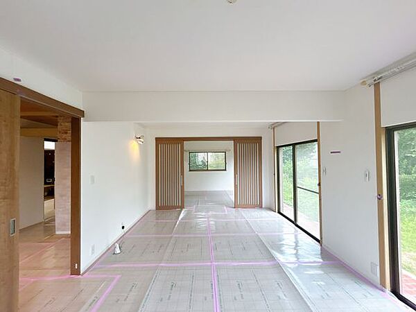 【リフォーム中】リビングの写真です。室内はクロスの張替え、フロアタイルの上張りを行います。
