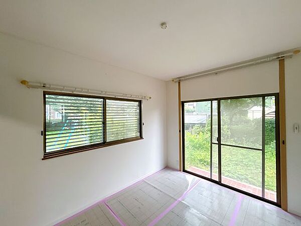 【リフォーム中】リビングの別角度写真です。採光部が多く、明るい印象です。
