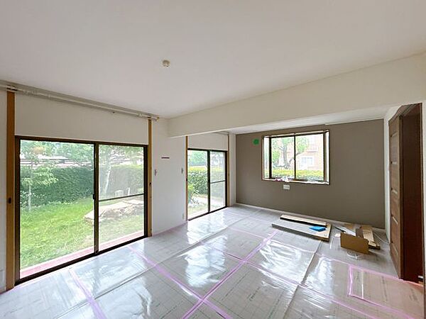 【リフォーム中】リビングの別角度写真です。南側に窓が面しているので日当たりがいいですね。