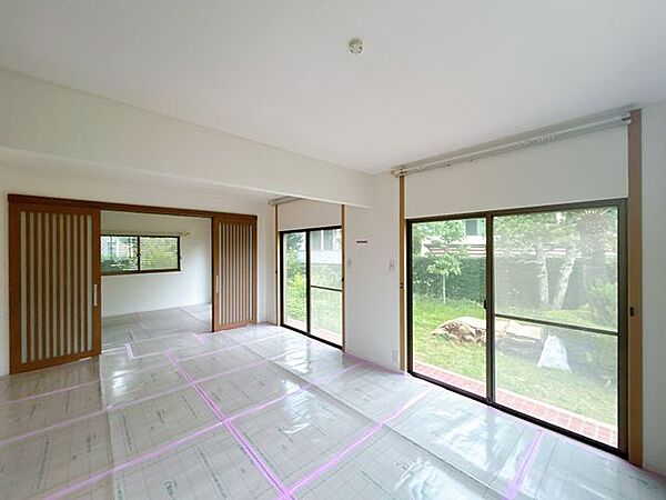 【リフォーム中】約12帖のリビング写真です。庭に面しており、戸建てのメリットを存分に感じられます。