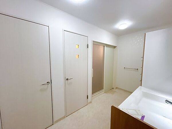 【リフォーム中】洗面所の写真です。こちらも2019年にリフォームされております。