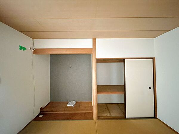 【リフォーム中】和室の別角度写真です。床の間も押し入れも広々としています。