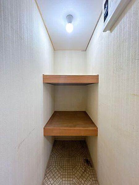 【リフォーム中】1階物入部分です。幅広い用途でご利用いただけます。お子様用のものもたくさん保管できますね。