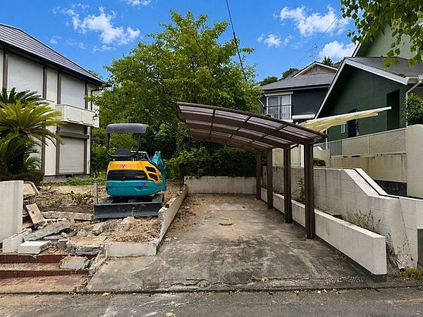 【リフォーム中】駐車場の写真です。駐車場を増設するので、広々としたスペースを確保することができます。
