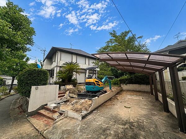 【リフォーム中】外観、駐車場の別角度写真です。約100坪の広大な敷地が印象的ですね。