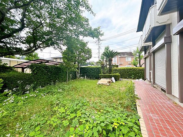 【リフォーム中】お庭の写真です。家庭菜園や家族でのイベントごとなど、様々な用途に活かせる広さです。