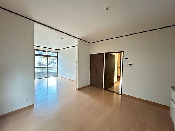 【2015年にリフォーム実施済み】リビング別角度写真です。