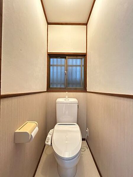 【2015年にリフォーム実施済み】1階トイレです。2015年に新品のトイレに交換されてあります。クリーニングされてあります。