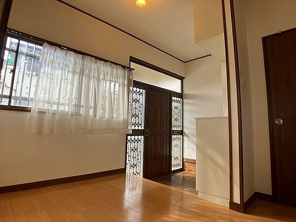 【2015年にリフォーム実施済み】玄関です。