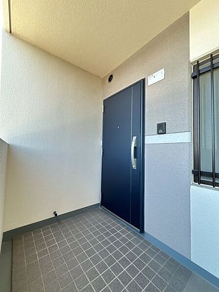 【リフォーム中】玄関の写真です。重厚感のある見た目で安心です。